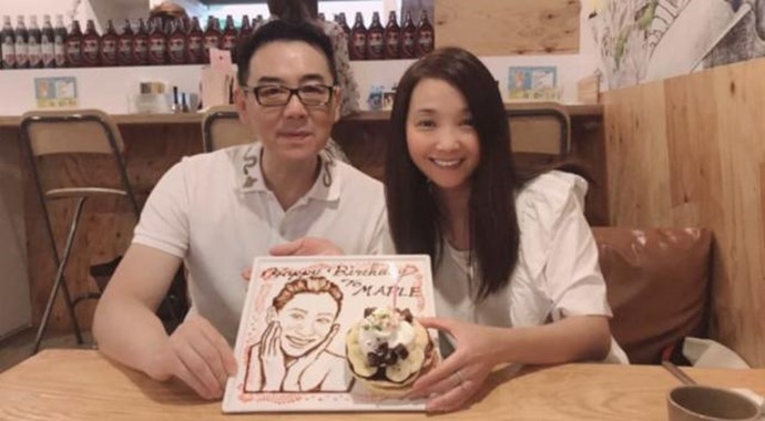 51岁许秋怡在老公旁边像女儿