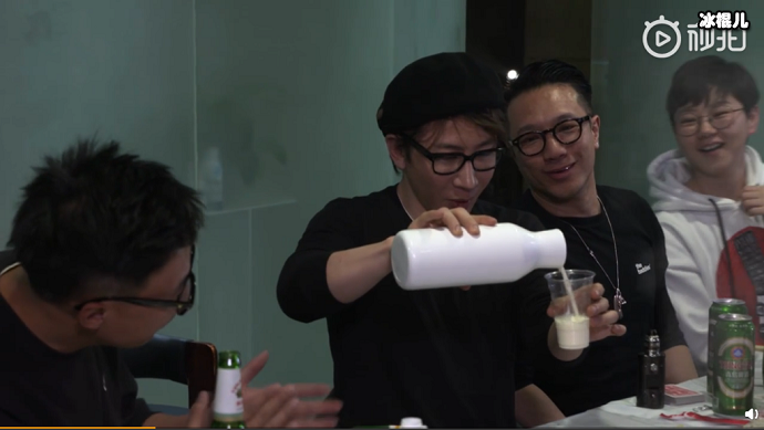 刘谦从白色花瓶中倒出牛奶