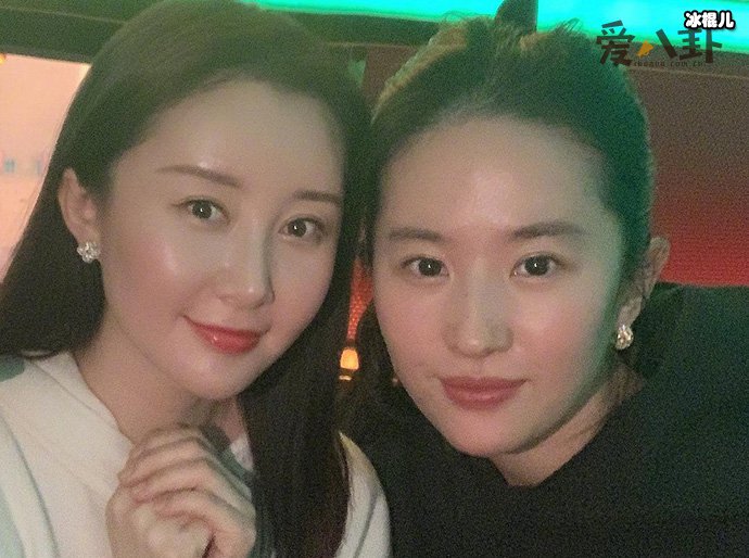 刘亦菲舒畅合照