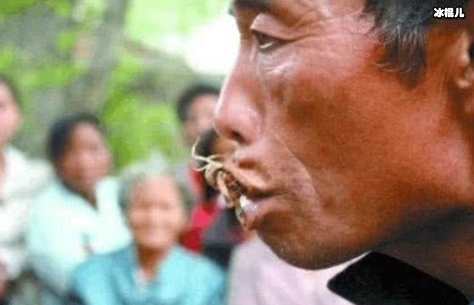 男子吃蝎子