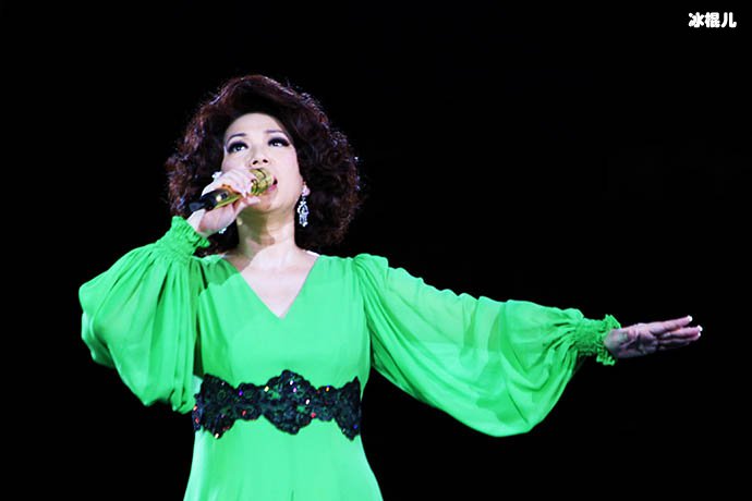 61岁蔡琴脱鞋唱跳