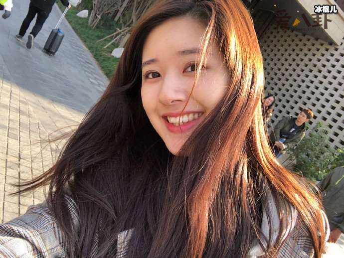 赵露思助理跪着为她拉衣链