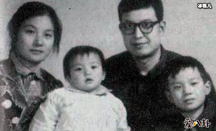 赵薇与父母和哥哥旧照