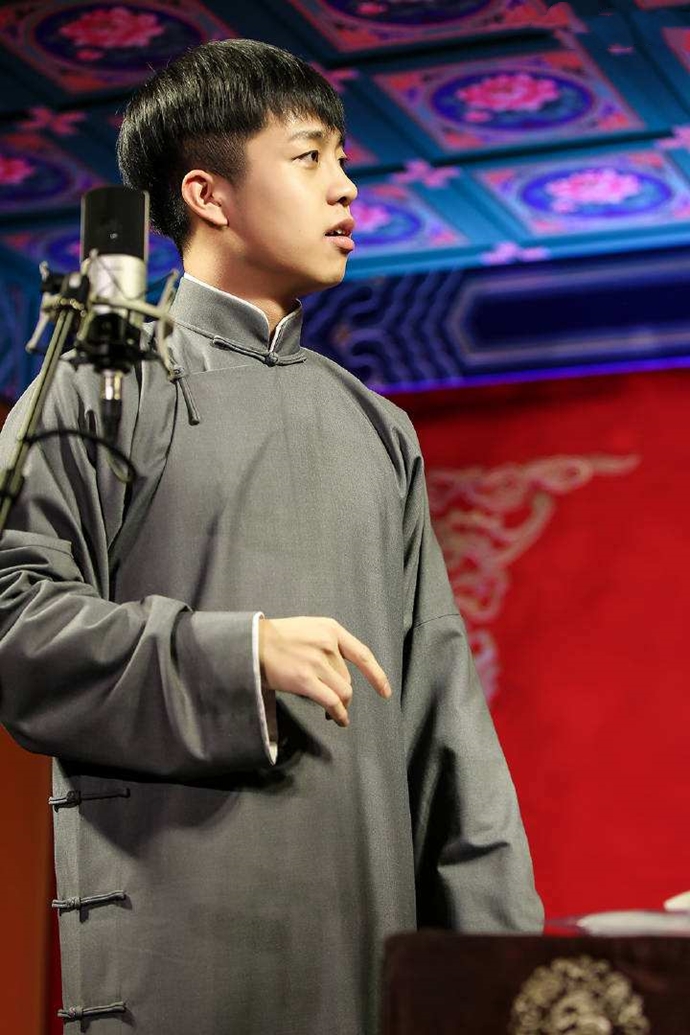 张九龄与美女酒吧约会