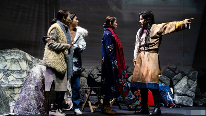 林青霞谢娜同框看话剧