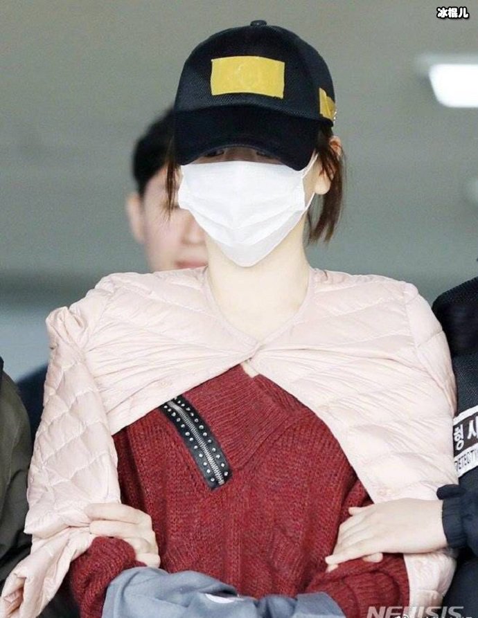 黄荷娜出庭接受调查