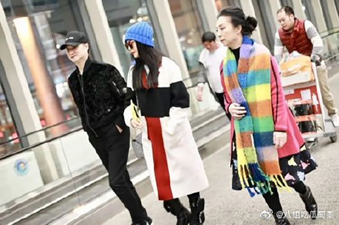 范冰冰一家人出现在机场似疑摆拍