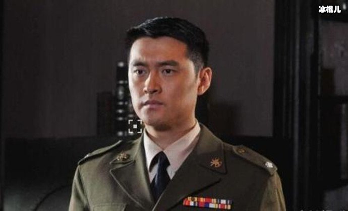 图为任柯诺军装剧照