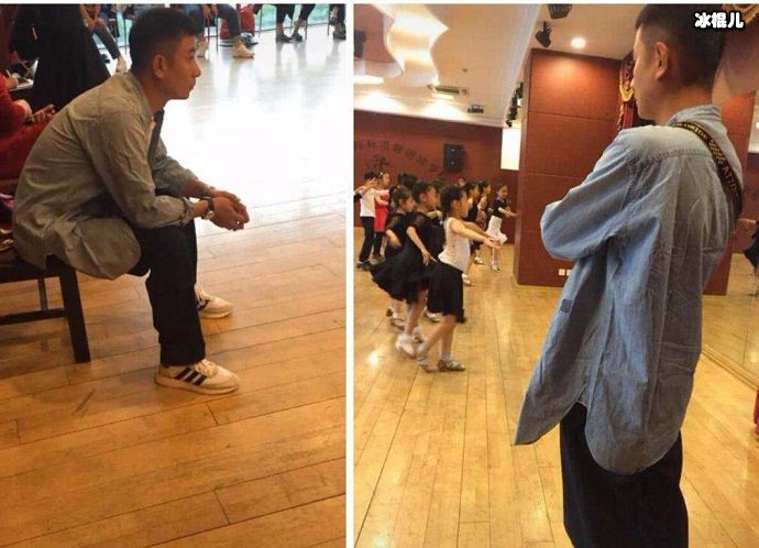 文章在一旁看女儿比赛