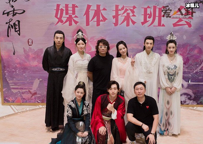 邓伦陈钰琪挨得好近