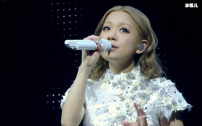 西野加奈在唱歌