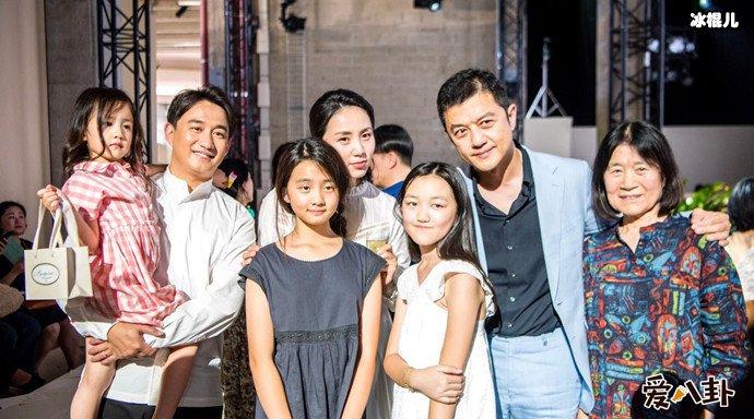 王菲李亚鹏李嫣与黄磊一家合照