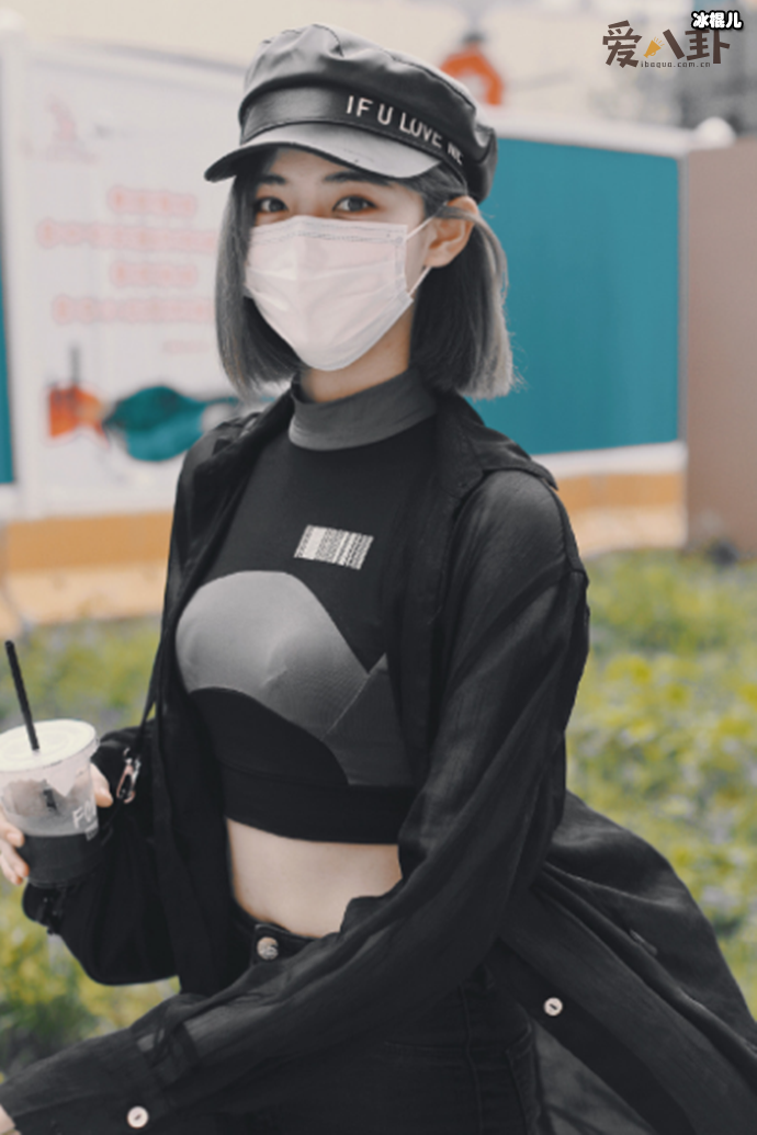 徐佳琪染了蓝灰色的头发