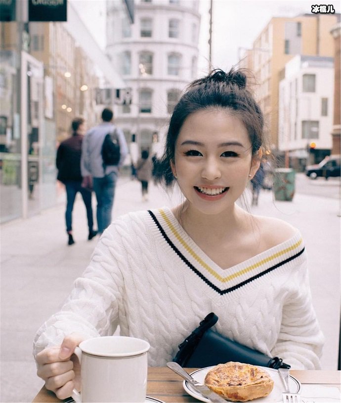 邱淑贞女儿沈月丸子头，显得非常可爱