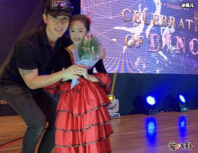 吴尊陪女儿参加芭蕾舞比赛