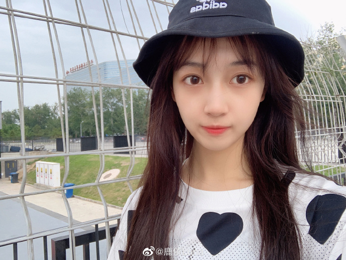 小g娜整容后和鹿依相比谁比较美