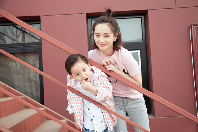 演员邓莎二胎疑似曝光