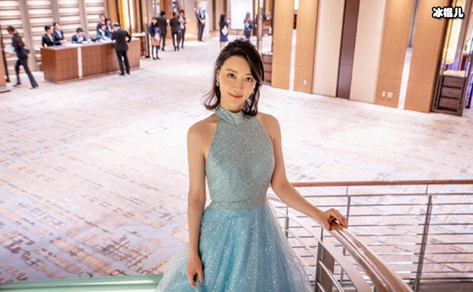 邱林一袭蓝裙亮相电影节
