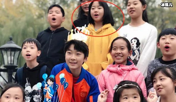 张亮儿子晒出同学合影