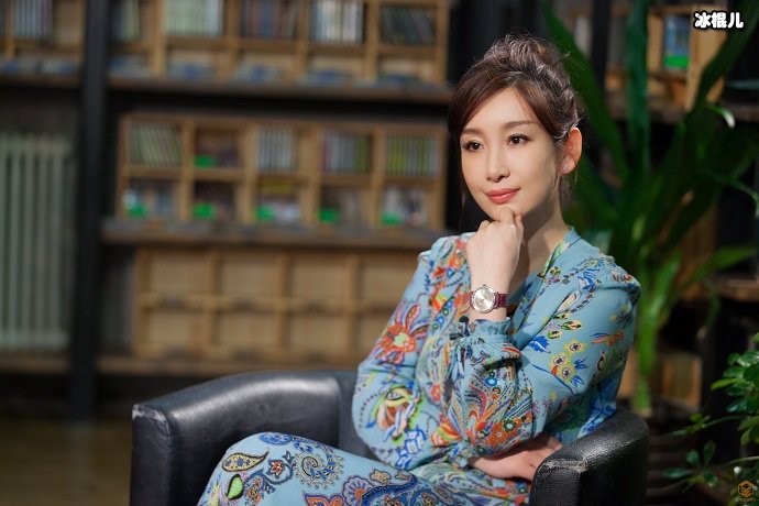 秦海璐在接受采访，头发扎起来无时无刻透露着知性