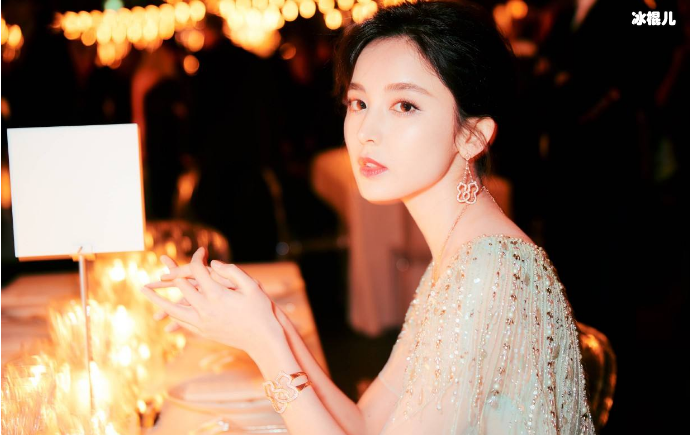 古力娜扎侧面照，尽显优雅端庄