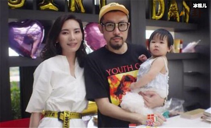 郑年均热狗一家三口