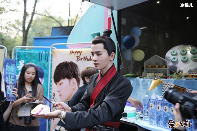 粉丝在现场为吴希泽庆生