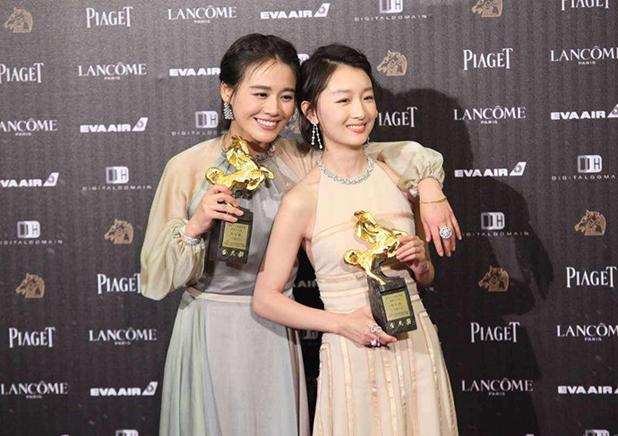 马思纯金马奖舞台搂着周冬雨