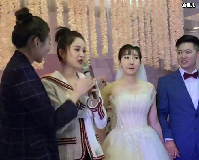 古力娜扎作为伴娘出席，给好友送上祝福