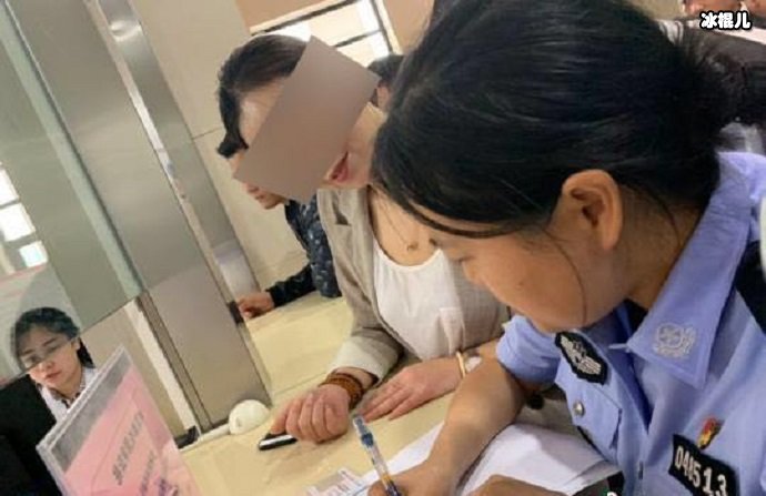 蔡豪和母亲正在办理证件