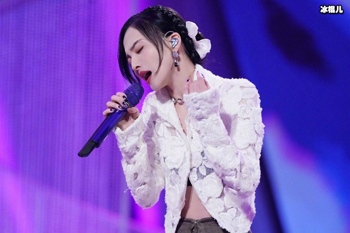 张韶涵首谈遭遇亲情打击