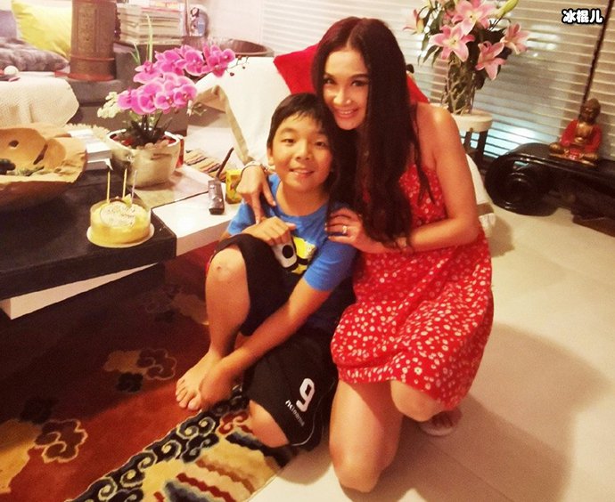 温碧霞晒与养子合照 