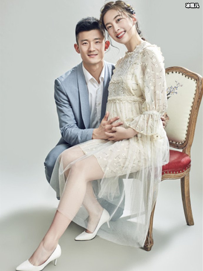 谌龙与准妈妈的合照