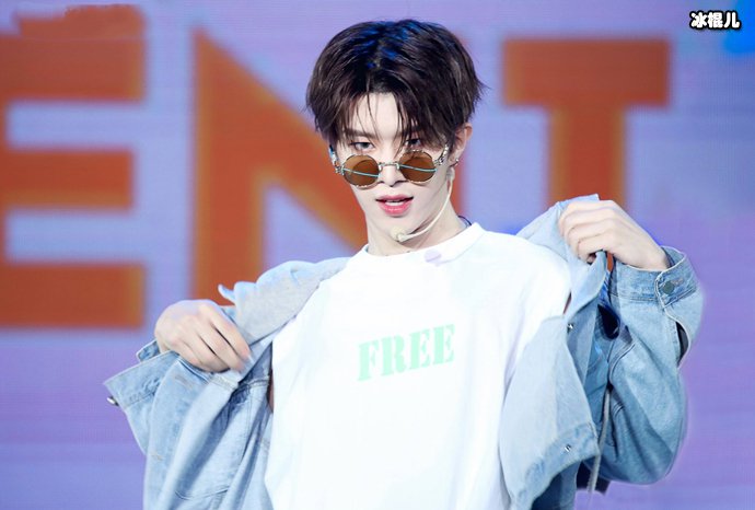 范丞丞带地下恋女友商场购物