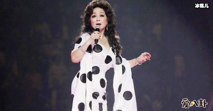 歌后徐小凤唱歌舞台照