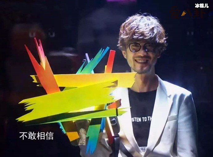 《蒙面歌王》节目上的周传雄