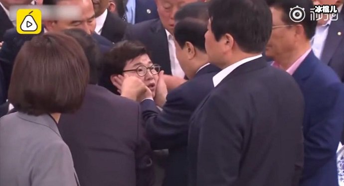 议长对女议员“捧脸杀”