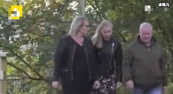 荷兰被性侵少女和家人在一起