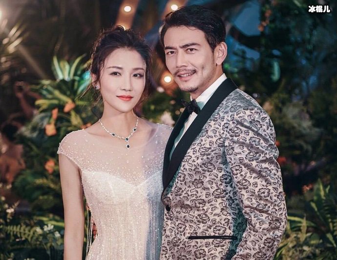 杨烁和妻子合照