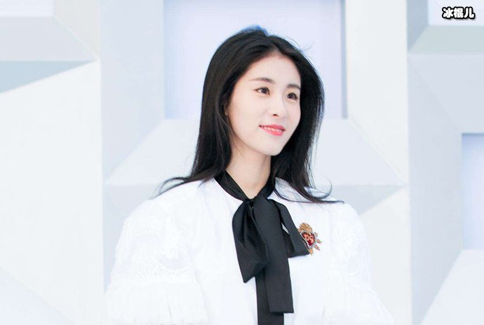 谢娜晒出与张碧晨亲密合照