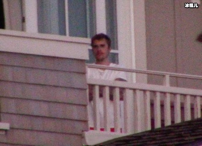 比伯房间遭陌生女子闯入