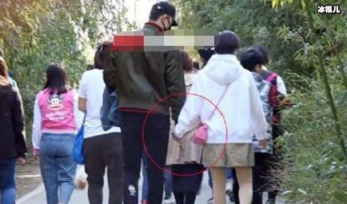 于小彤陈小纭两人牵手
