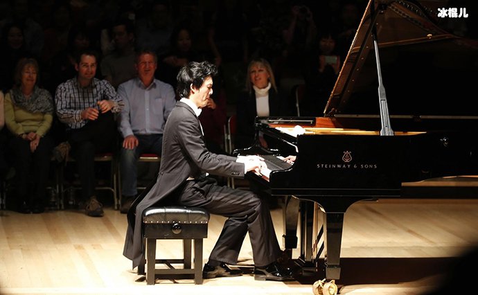 李云迪途中当街小便