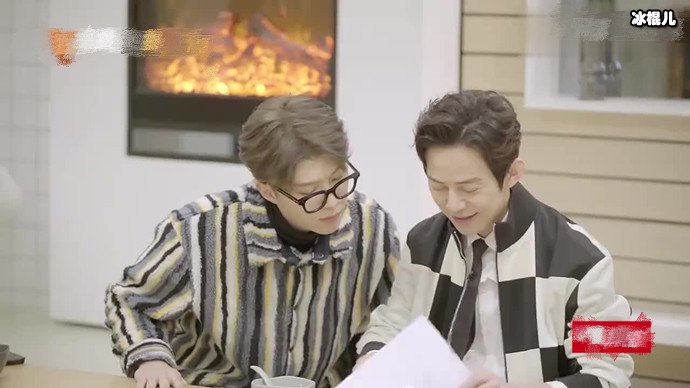 何炅透露彭昱畅有八块腹肌