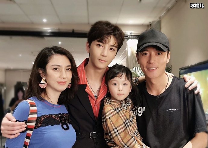 彤彤送哥哥亲手画作超暖心