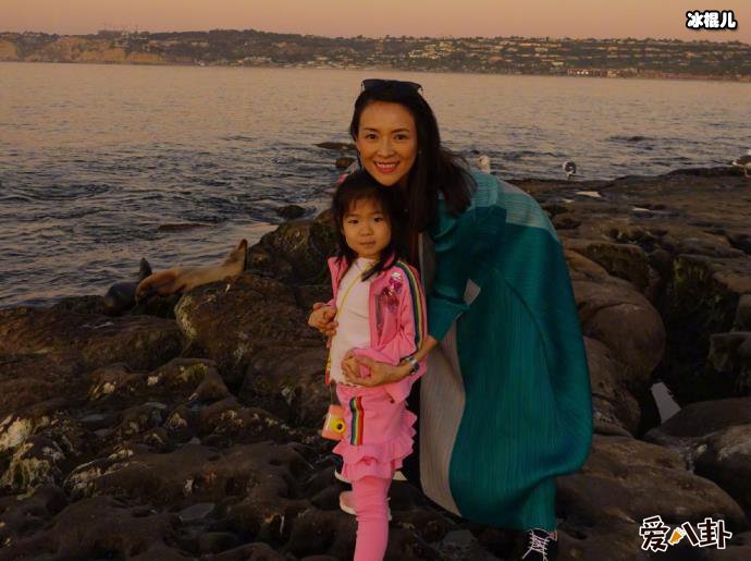 章子怡与醒醒同游