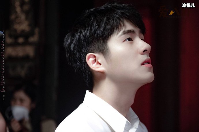 易烊千玺刘昊然私下抢代言是真的吗