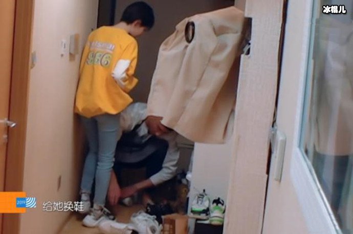于小彤给陈小纭换鞋