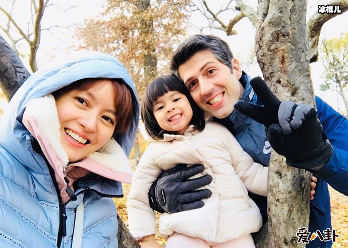 梁咏琪西班牙探亲