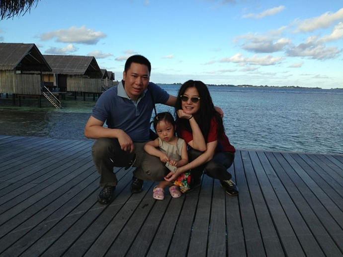 赵薇与老公黄有龙女儿小四月的合照